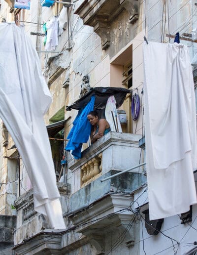 Asomada al balcón. Cuba